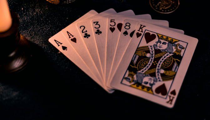 Tampilan permainan Bingo raja13 yang seru dengan kartu angka berwarna-warni
